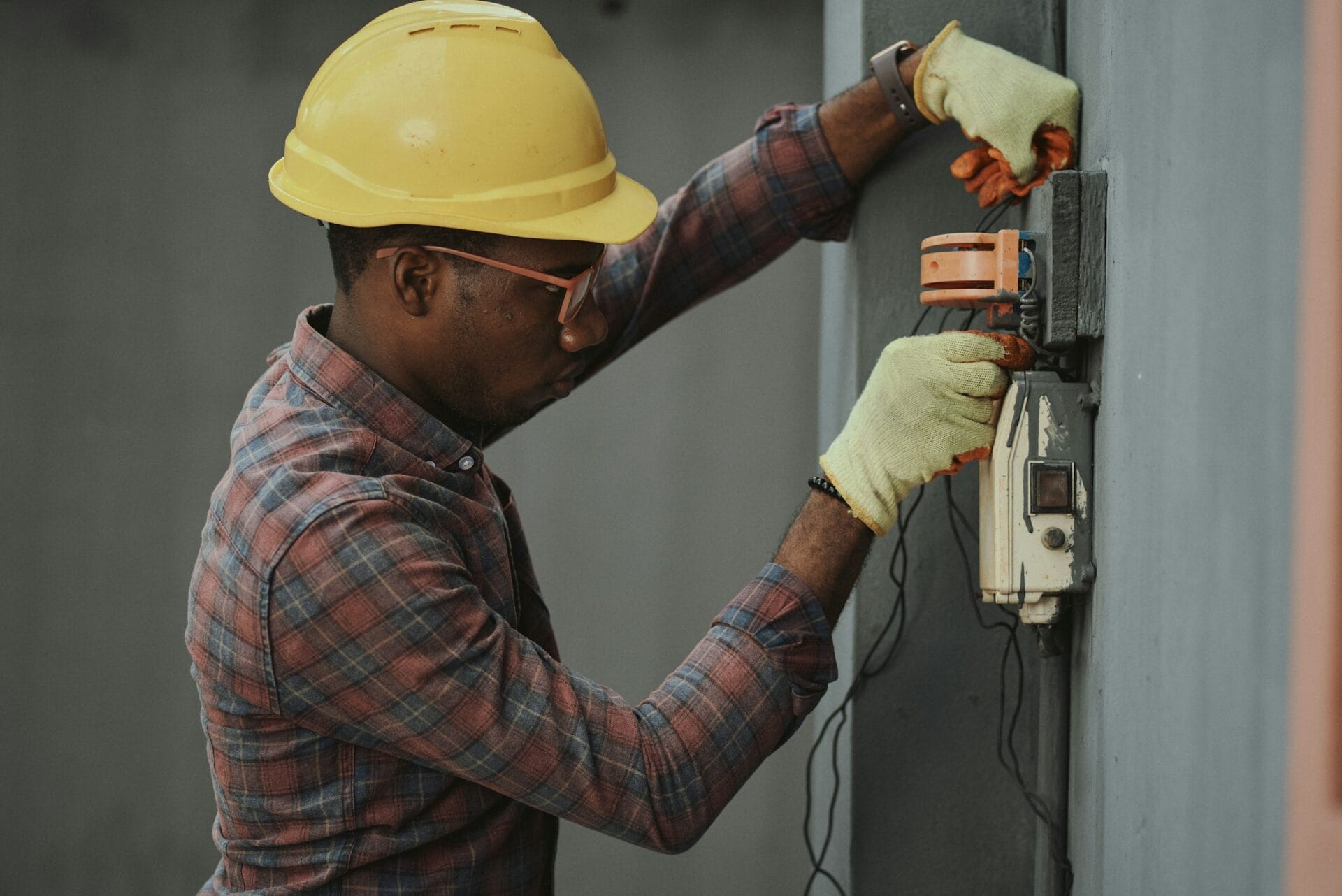 Finance director support for Tradesperson fixing wires